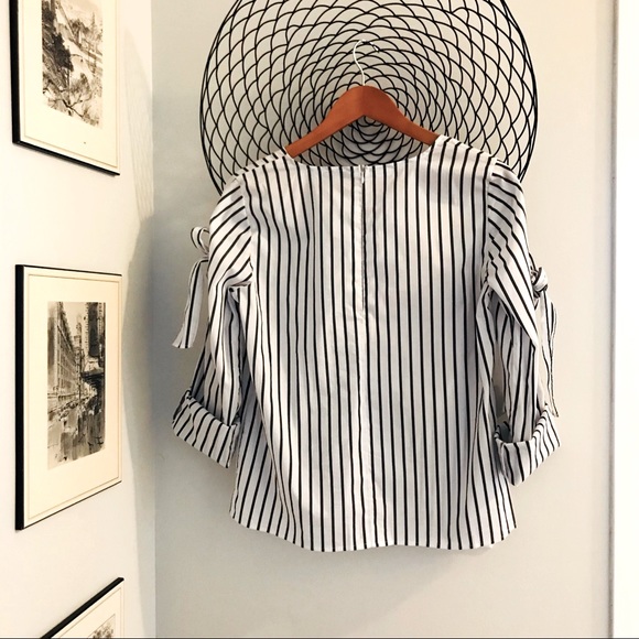 Cute blouse with ties on the arms 💜 - Picture 3 of 6